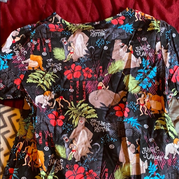 Three scrub shirts - Picture 7 of 7